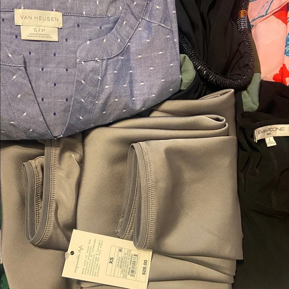 12 piece bundle clothing lot assorted XS-M & 1 L - Picture 5 of 5